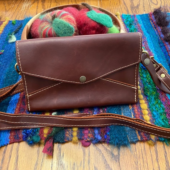 Portland Leather Goods Convertible Envelope Crossbody Bag - Picture 12 of 12